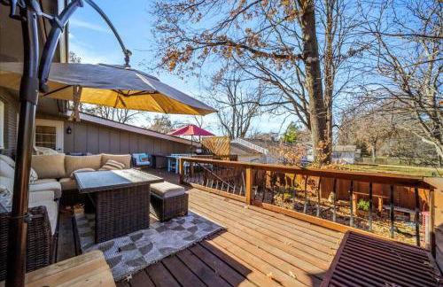 3BR Overland Park Home with Patio and Waterfall Pond - Foto 37