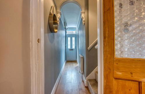 2-Bedroom Modern, Stunning & Stylish Contractor House, Sleeps 4, Prime Portsmouth Location with Free Parking Permit - by Blue Puffin Stays - Foto 31