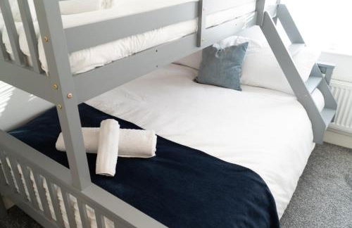 Home Near Etihad, Free Parking, Workplace & Garden - Foto 19