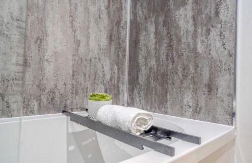 Stylish City Apartment with Juliette Balcony, Retro Games & Fast WiFi - Foto 8