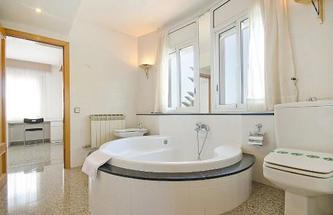 R11 Casa Blanca con gran jardin y piscina - Photo 34