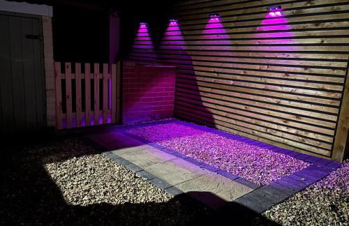 Cosy 2-Bed Home by Pink Flamingo Holdings, Perfect for Business & Groups - Photo 7