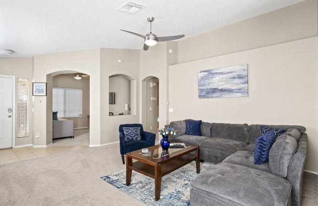 Cozy Hidden Gem - 3BR - 1Den w Backyard - Foto 16