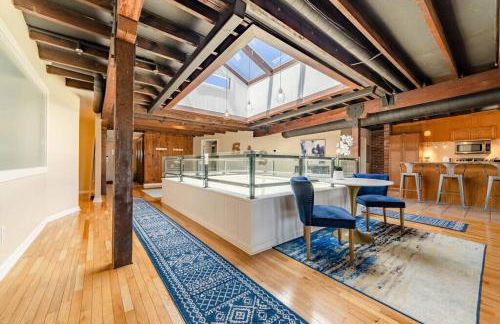 KING Penthouse Sleep8 4Bed 3BR 2BA Swepson Loft - Foto 7