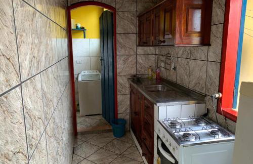 Casa Colorida - Acomodação para 14 pessoas - 10 minutos a pé do centro - Churrasqueira - Foto 5