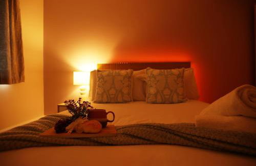 Is Y Coed Place By N And N Stays Ltd, Spacious 5 bed house in Wenvoe Cardiff, With Free Private Parking, Garden and WIFI - Photo 55