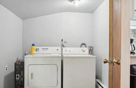 Blue & Gold Retreat sleeps 14 Minutes from ND - Photo 27