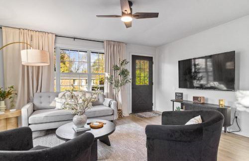 Game Room and Huge Yard with Fire Pit Yard Games and BBQ Near UE and Downtown - Foto 38