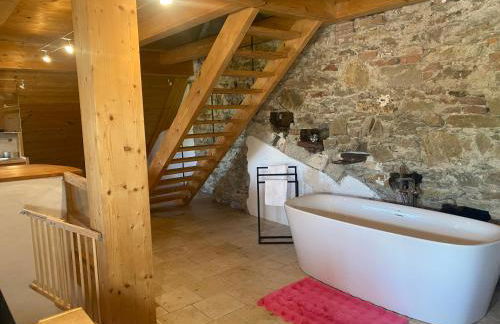 Glockenturm der Schlosskapelle von 1600 - Renaissance trifft auf die Gegenwart und beschert einen kunterbunten Urlaub für die ganze Familie mitten im Bayerischen Wald - Foto 19