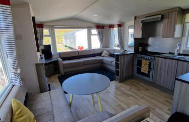 Sea Breeze Retreat 2 Bedroom Pet Friendly Caravan in Clarach Bay - Foto 4