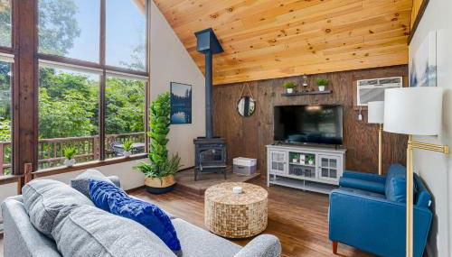 Quaint Loft Cabin w Hot Tub, FirePit, Deck & Grill - Foto 2