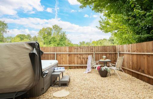 Hazel Tree Hut - Cosy Woodland Cabin with Private Hot Tub - Photo 16