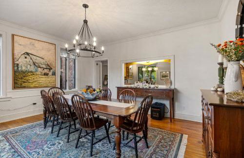 Stylish Mountain Retreat with Sunroom and Pergola - Foto 31