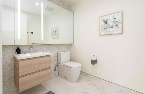 Snug 3BR HighRise with Pool, Spa & Rooftop Views - Foto 23