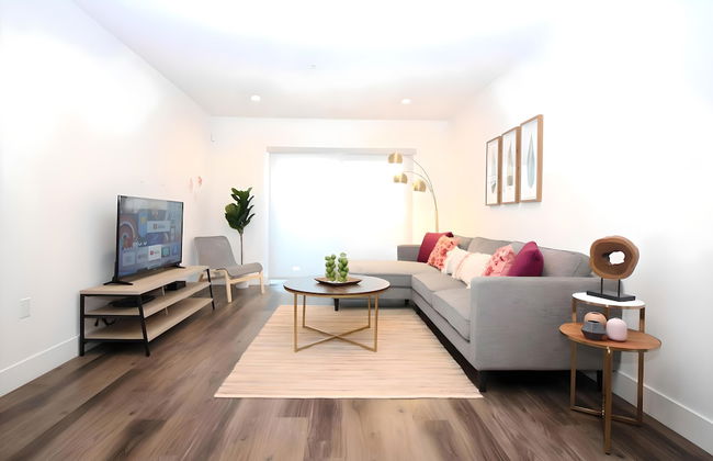 Los Angeles Deluxe Suites - 2 Bedrooms & 2 Bathrooms - Photo 1