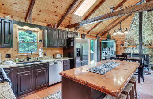 Woodsy Beaver Cove Cabin with Deck and Fire Pit! - Foto 6