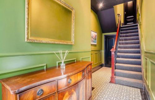 Betty's Townhouse- Luxury 2 bed appt with parking - Photo 2