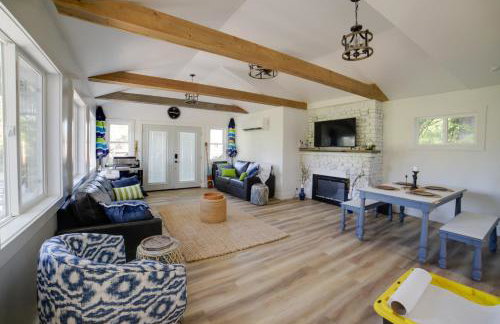 Stylish Grass Lake Retreat - Steps to Park! - Foto 8