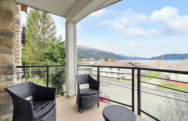 Lakefront Lux 2BR Symphony Of Comfort - Photo 23