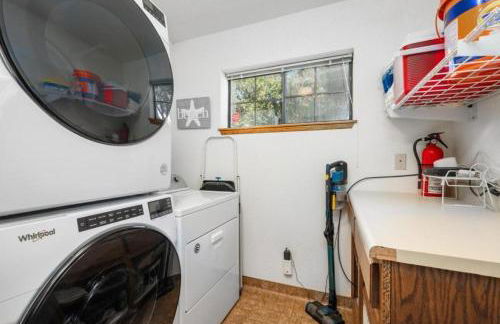 Forest Home with Deck, EV Station, King Beds - Foto 29