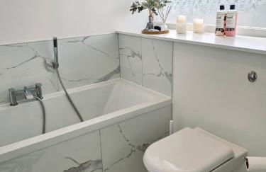 Luxury Sea View Retreat with Hot Tub Sleeps 8 - Foto 38