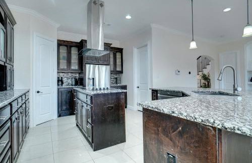 GORGEOUS 5-bd 4ba w Pool, Hot Tub, 2 kitchens, & Game Room Near Dallas Airports! - Foto 18