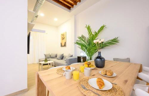 Modern 3 bedroom, city center with patio & high ceilings by 10ToSea - Photo 16