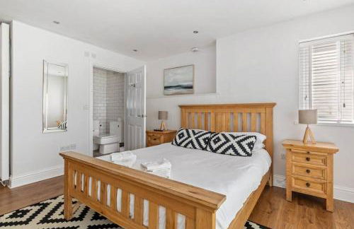 Luxury House, SeaViews, En-Suites & Private Pool - Photo 8