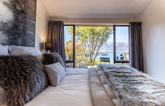 Amazing Lake View Spacious Townhouse with Parking - Photo 4