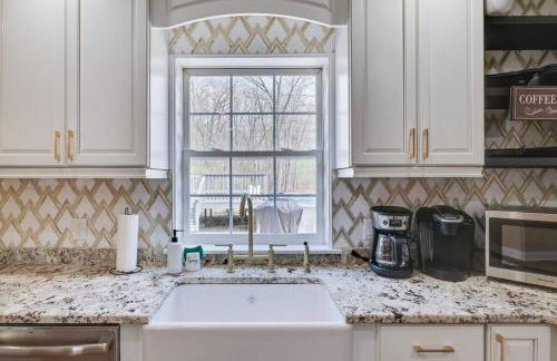 Luxe Lrg Pocono House for 18 Hot Tub/Gameroom/Pool - Foto 21