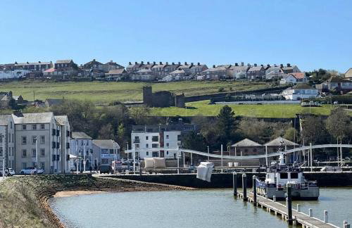 Bright 1 Bed Harbour-side Apartment with Balcony - Photo 3