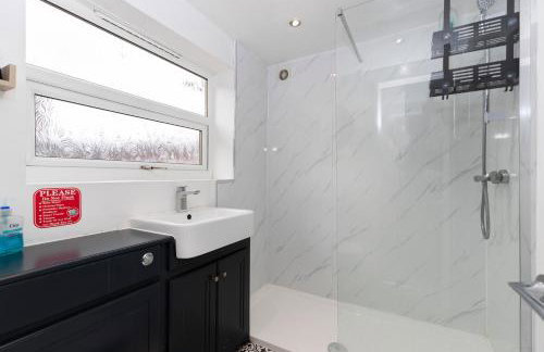 Bright & Comfortable 4-Bed Home 9 mins from Newcastle City Center - Free Parking - Foto 18