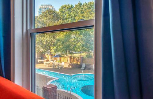 Famous MUSIC ROW 1 Bedroom Condo with FREE Parking and Pool - Foto 29