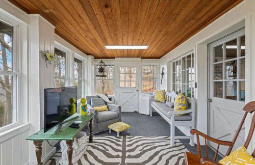 A-Frame with VIEWS - Walk to Downtown and Park - Pets OK - Foto 1