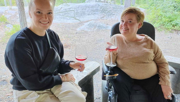 Duas amigas apreciando um vinho em Espoo