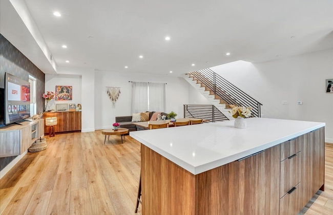 Luxurious Townhome - Photo 24