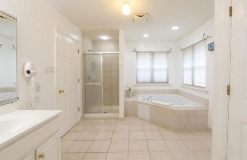 Luxury Villa with Hot Tub, Two Fire Pits, King Bed Suite, Game Room & Fenced Yard - Foto 36