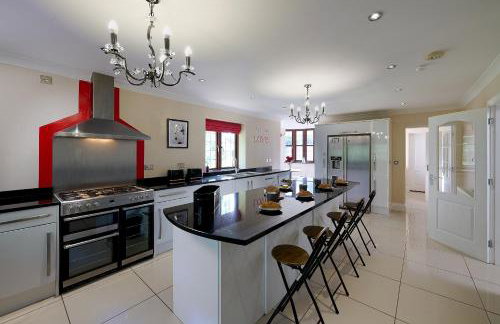 Spacious 7BR Home, Families & Contractors, Hot Tub - Foto 19