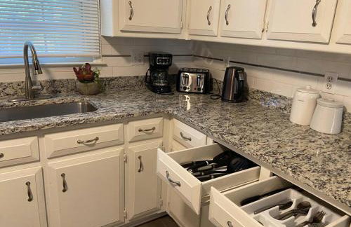 Lovely 2 Story 4 Bedms 3 Baths Home by Stone Mountain Park! - Foto 62