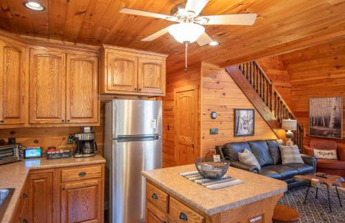 West Jefferson Cabin- Hot Tub, Fireplace, Sleeps 7 - Foto 3