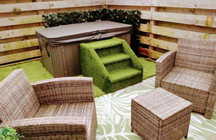 Adorable private couples retreat with hot tub - Photo 1