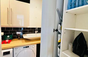 Modern 5 Bed 3 Bath House - Photo 33