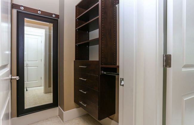 Grand 4 Bedroom Vacation House near Vancouver Downtown - Photo 21