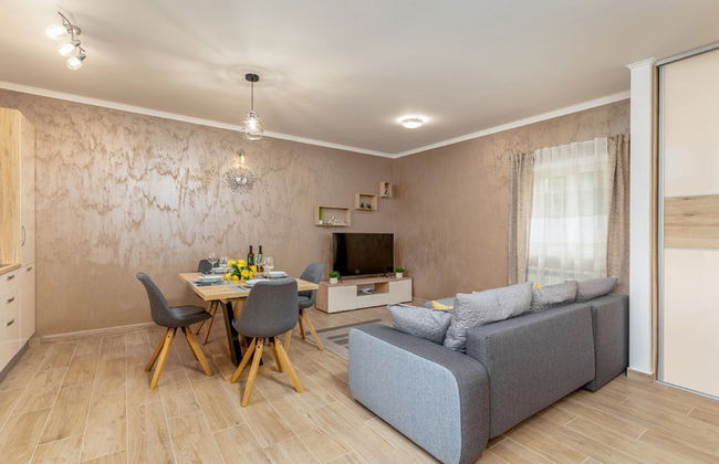 Stylish Villa With Swimming Pool and Garden - Photo 10