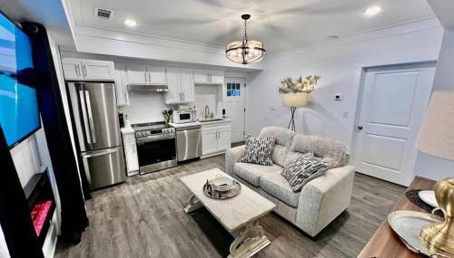 Glamorous Hideaway - Photo 2