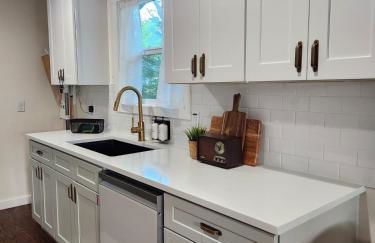 Stay at The Oak - Downtown New Braunfels Getaway - Foto 9