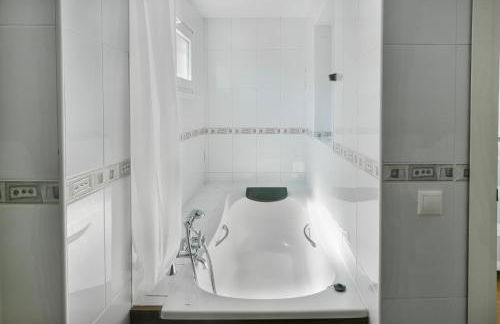 Heated pool and fantastic views BBQ Beach 5 mins - Photo 2