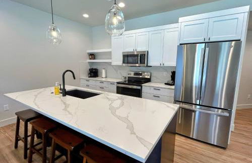 Alpine Escape Luxury Retreat, Hot Tub, Walkable, Mountain Views, 3 King Beds - Foto 5