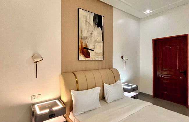 Lighthouse Signature Suites - Photo 43