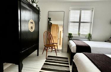 Stunning 3 bedroom & 2 bathroom cottage with patio - Foto 22